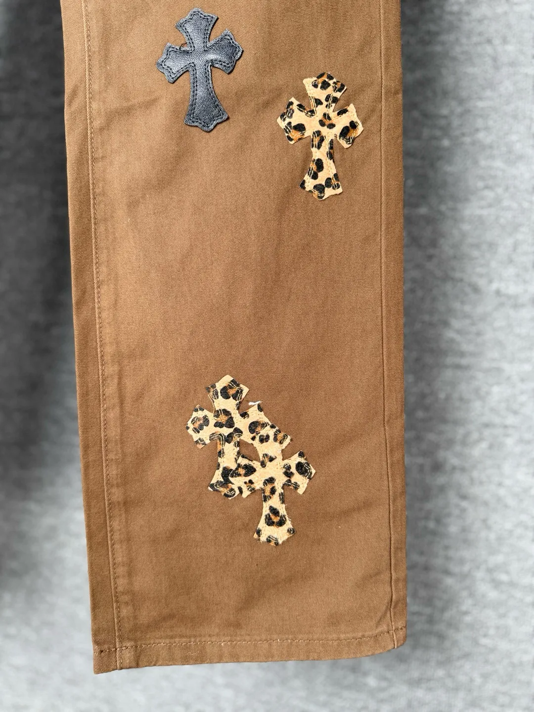 P270 💰 (Top version) Chrome Hearts | Chrome Hearts Brown Casual Cross Patched Leather Jeans - Full of exploring the ultimate in fashion, Chrome Hearts' new Chrome Hearts pants cleverly integrate camouflage cross, camouflage cross and other elements to break the traditional boundaries. Mattyboy's clever fusion of overalls and khaki jeans, the same style, brings endless matching inspiration to fashionistas! Whether it is daily wear or fashion experiment, these pants can bring you an excellent fashion experience. Color: Brown Size: 28-30-32-34 (corresponds to S-M-L-XL)